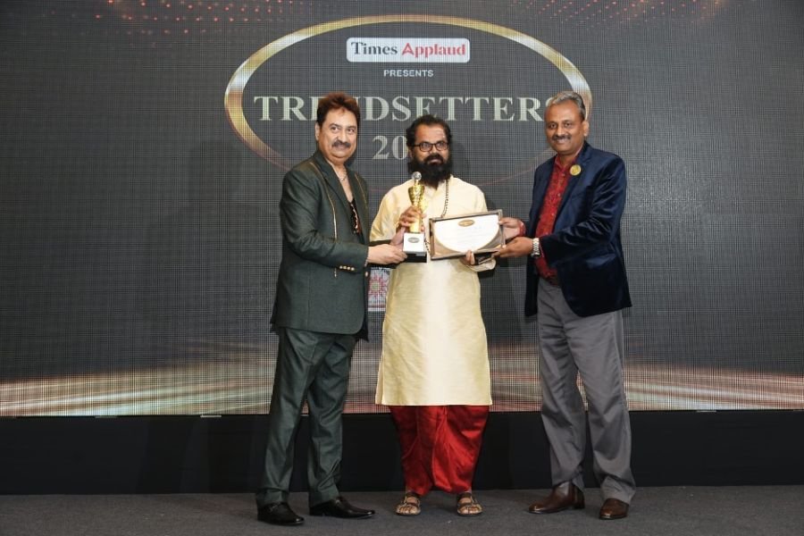 Best Astrologer in India 2023 Swami Ramanand Guruji awarded by Bollywood Singer Kumar Sanu