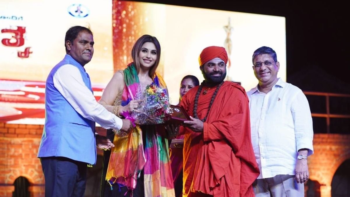 Sakshi Bhogal received the award for India’s Best Personality Transformation Coach for Men